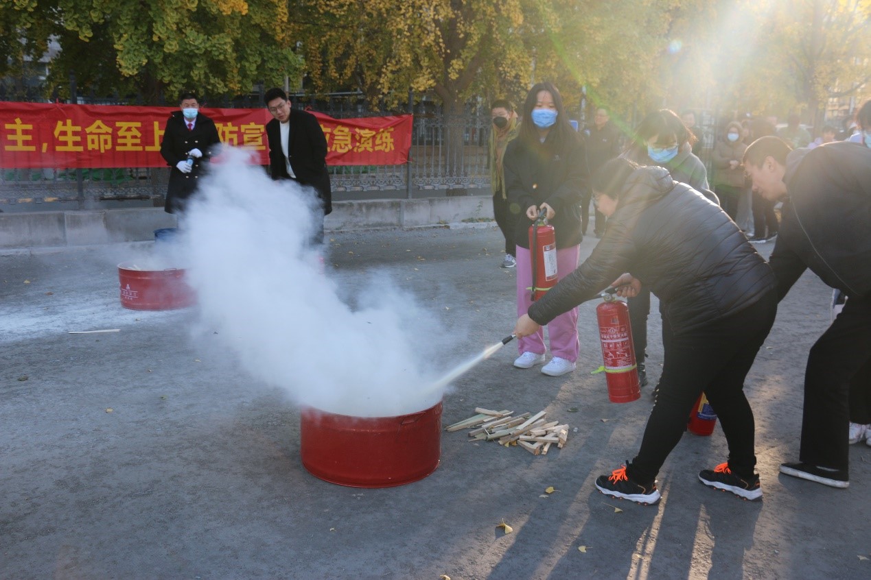 15vip太阳成集团组织发展&ldquo;预防为主，性命至上&rdquo;消防宣传应急演练